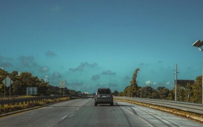 Un șofer de Dodge folosește camioneta pentru a opri un SUV cu șofer inconștient