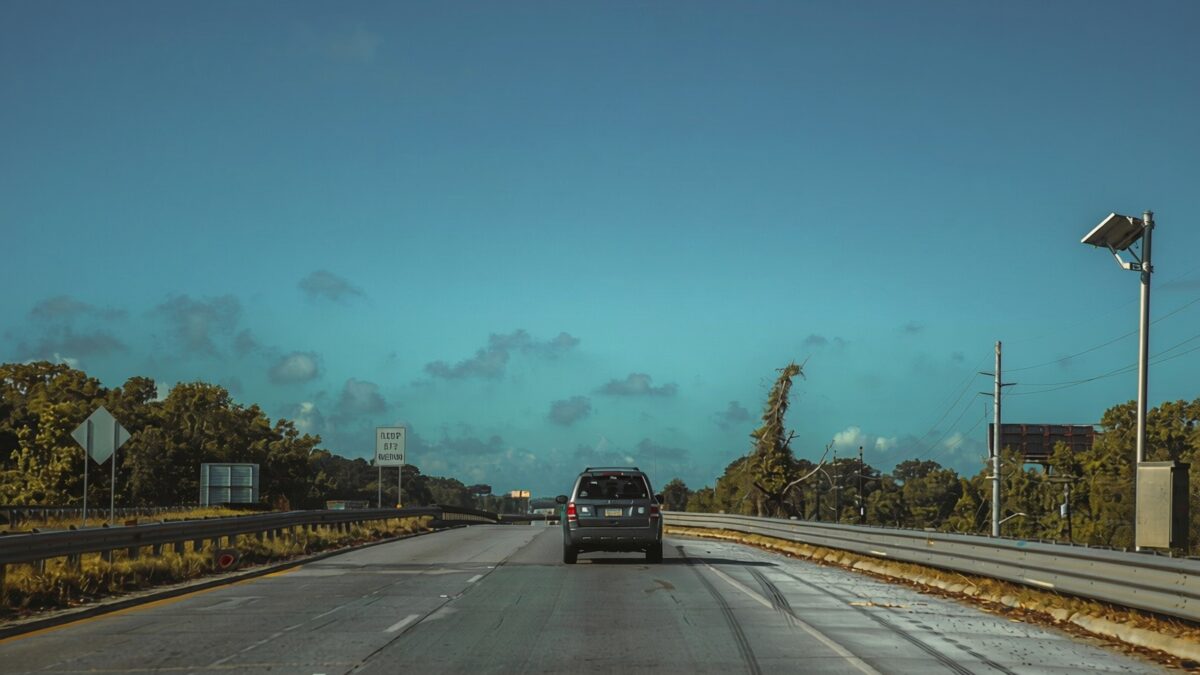 Un șofer de Dodge folosește camioneta pentru a opri un SUV cu șofer inconștient