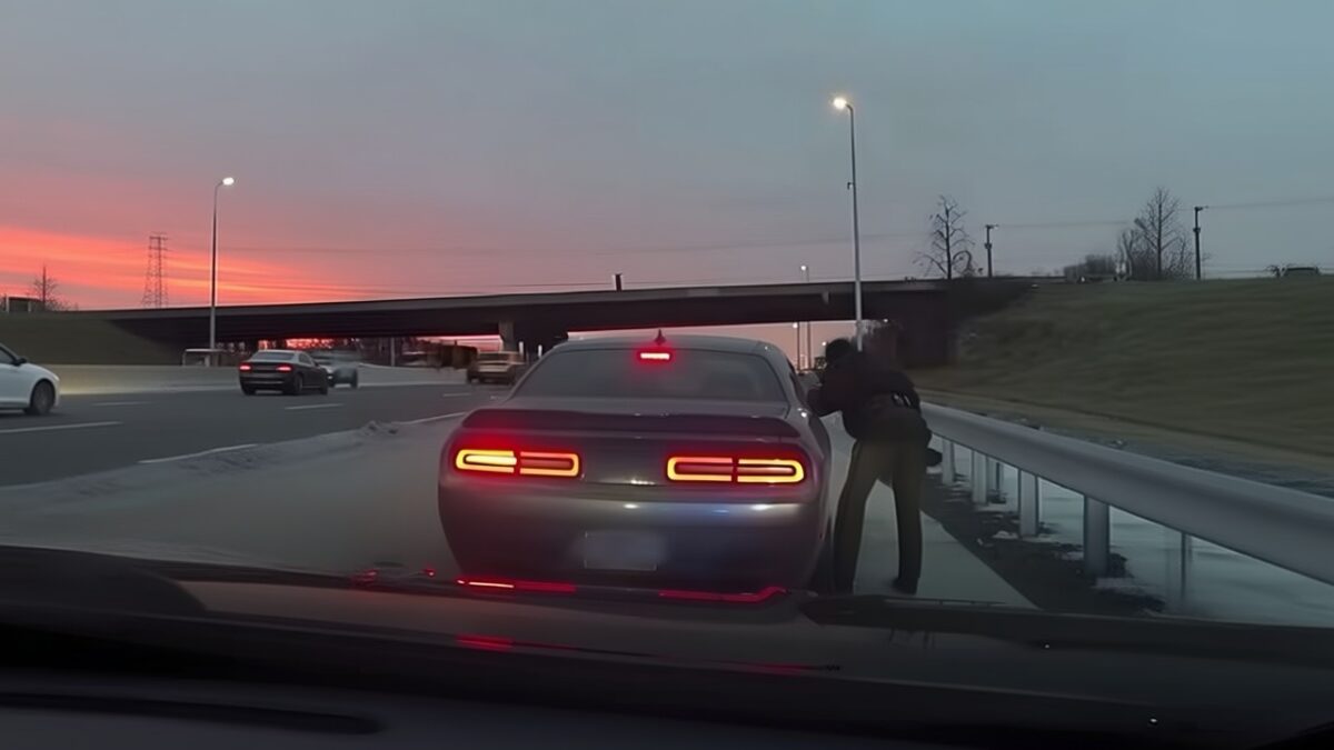 Un Ford Explorer de poliție, lovit violent pe autostradă. Agentul a evitat moartea la limită