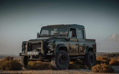 Un Land Rover Defender oprește un hoț de motociclete înarmat cu o macetă