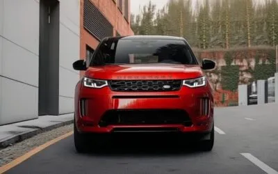 Un Land Rover Discovery a rămas blocat pe un cablu de stâlp în New York