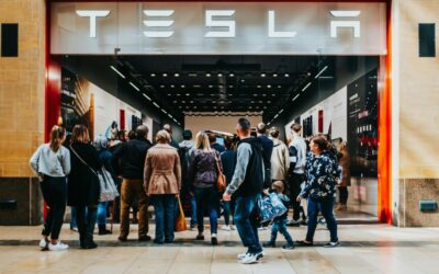 Tesla, dată în judecată pentru peste 1 milion de dolari de o angajată