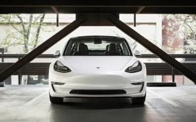 Tesla Model 3 implicat într-un accident la 141 km/h. Autopilotul, acuzat pe nedrept