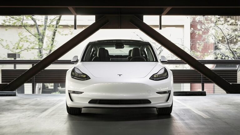 Tesla Model 3 implicat într-un accident la 141 km/h. Autopilotul, acuzat pe nedrept