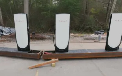 Tesla reduce timpul de instalare a stațiilor Supercharger cu 50% printr-un nou design