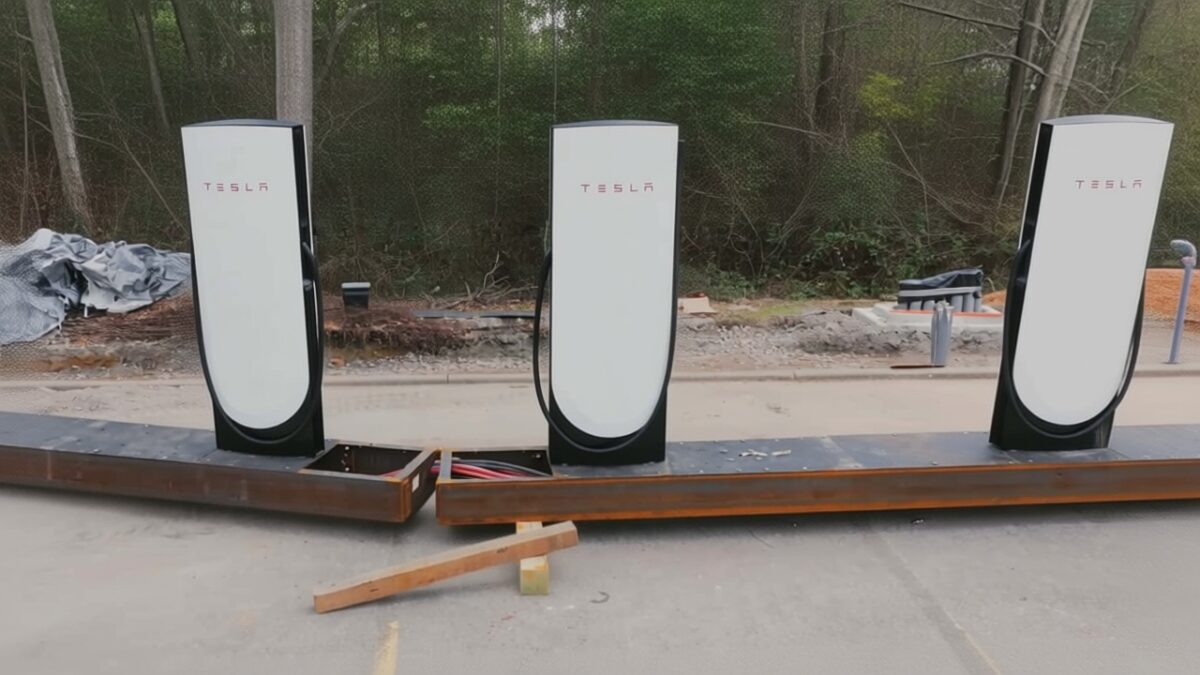 Tesla reduce timpul de instalare a stațiilor Supercharger cu 50% printr-un nou design