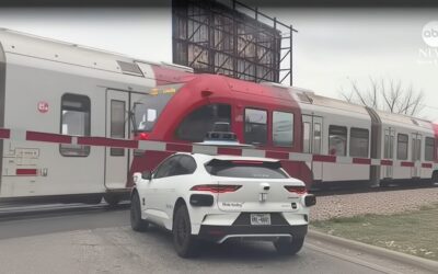 Un robotaxi Waymo a oprit la câțiva centimetri de un tren în mișcare în Texas