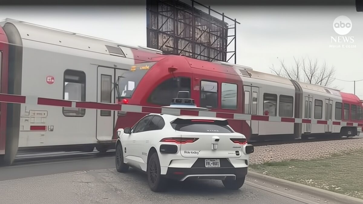Un robotaxi Waymo a oprit la câțiva centimetri de un tren în mișcare în Texas