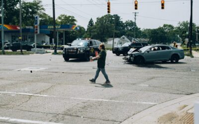 Un bărbat a provocat un accident cu 5 mașini lovind intenționat mașina soției