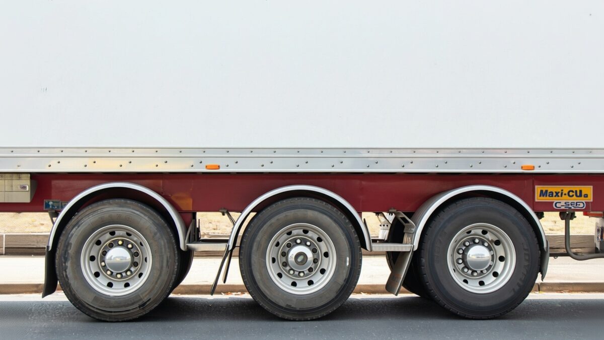 Un camion cu sute de galoane de sirop a blocat complet o autostradă