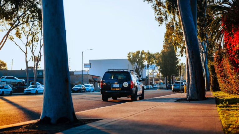 Accident pe autostrada 215 din California – o familie cu 2 bebeluși, prinsă în mașină