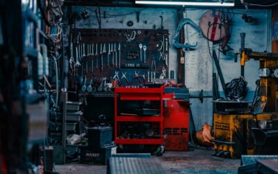 Bancul de lucru Husky de 2,7 metri suportă 2.041 kg și are prize integrate