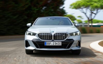 Toate versiunile BMW i5 din SUA vin acum cu port de încărcare NACS