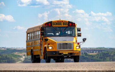 Un sedan lovește un autobuz școlar, camerele video reduc disputele cu 50%