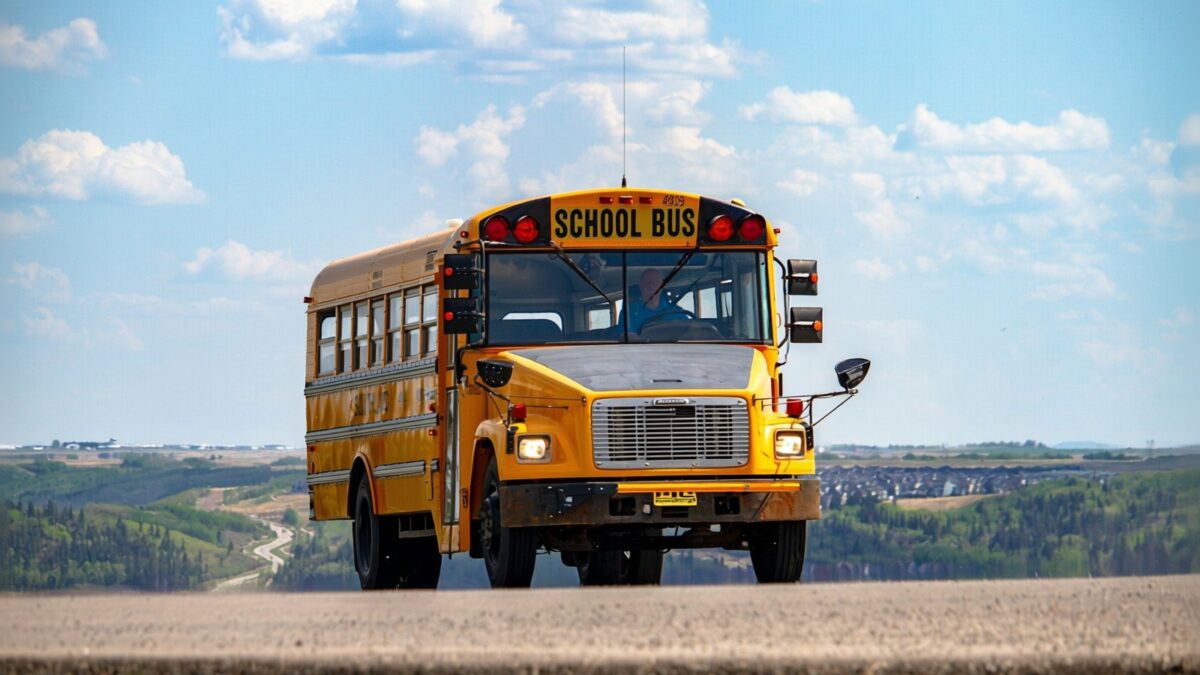 Un sedan lovește un autobuz școlar, camerele video reduc disputele cu 50%