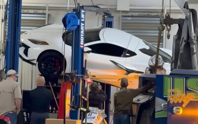 Un Chevrolet Corvette C8 a fost la un pas de a fi distrus pe un elevator de service