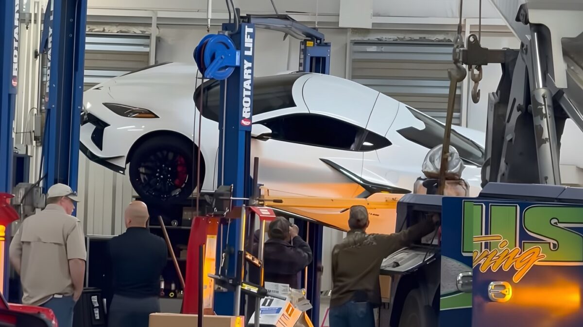 Un Chevrolet Corvette C8 a fost la un pas de a fi distrus pe un elevator de service