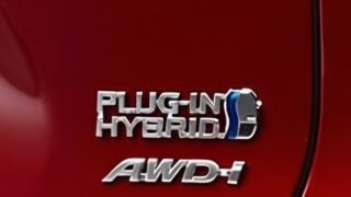 STUDIU: Mașinile cu motoare PHEV emit de 4 ori mai mult CO2 decât datele oficiale