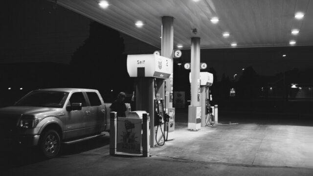 Un bărbat a fost prins furând 3.700 de litri de motorină cu un camion special modificat