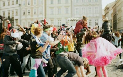 Haos în trafic – peste 200 de tineri au blocat mașinile și au dansat pe ele