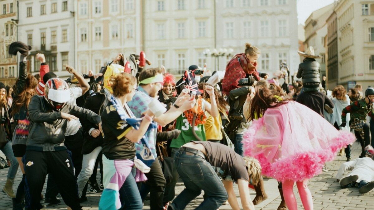 Haos în trafic – peste 200 de tineri au blocat mașinile și au dansat pe ele