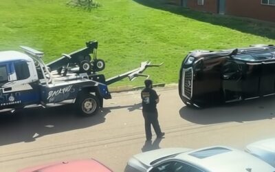 Un șofer de Hyundai Palisade încearcă să fugă de platformă și își răstoarnă mașina