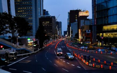 O conductă de 13 metri a erupt din asfalt în Japonia și a blocat traficul