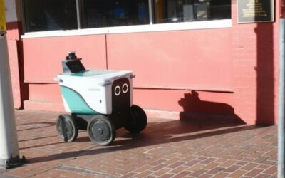 Un robot de livrări a fost certat în stradă – Ai luat slujba unui om!