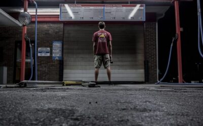 Un luptator MMA opreste un atacator cu topor la o spalatorie auto