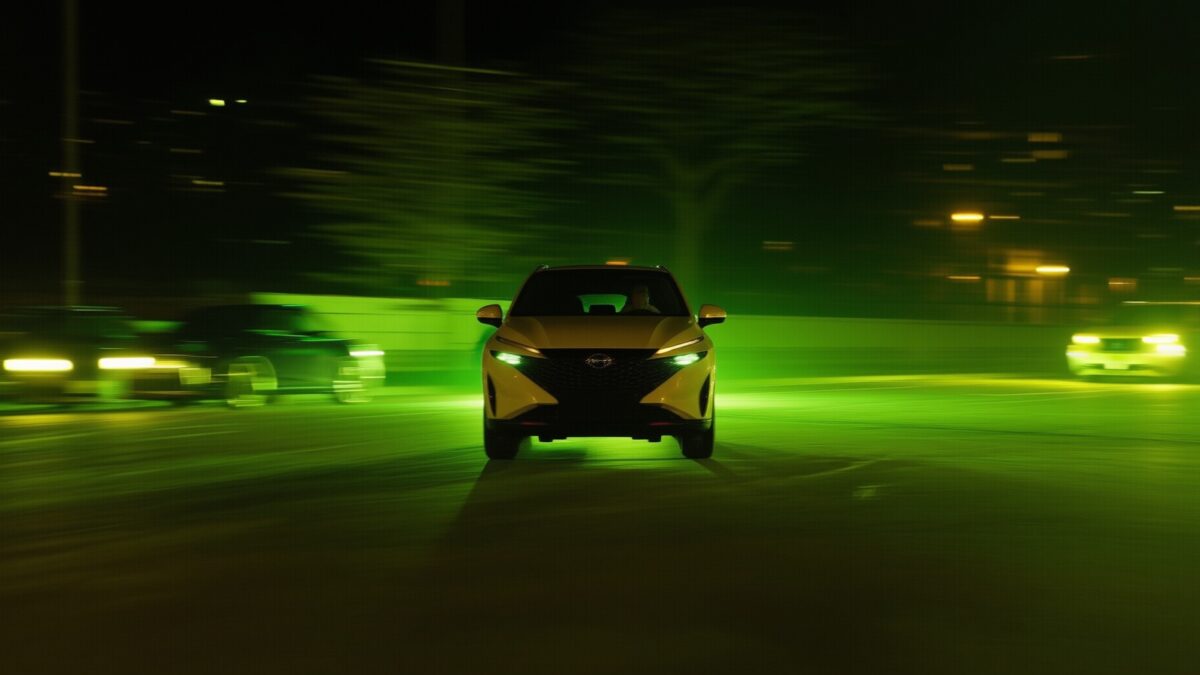 Două fete de 13 și 16 ani sar dintr-o mașină în mișcare în Los Angeles