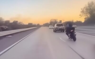 Camerele unei Tesla surprind un accident violent cu un motociclist la viteza mare