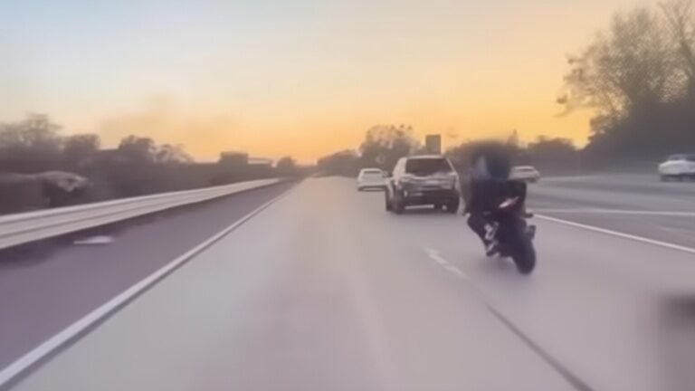 Camerele unei Tesla surprind un accident violent cu un motociclist la viteza mare