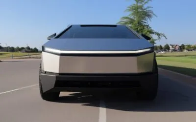 Tesla Cybertruck implicat într-un accident pe Autopilot, șoferița cere daune de 1 milion $