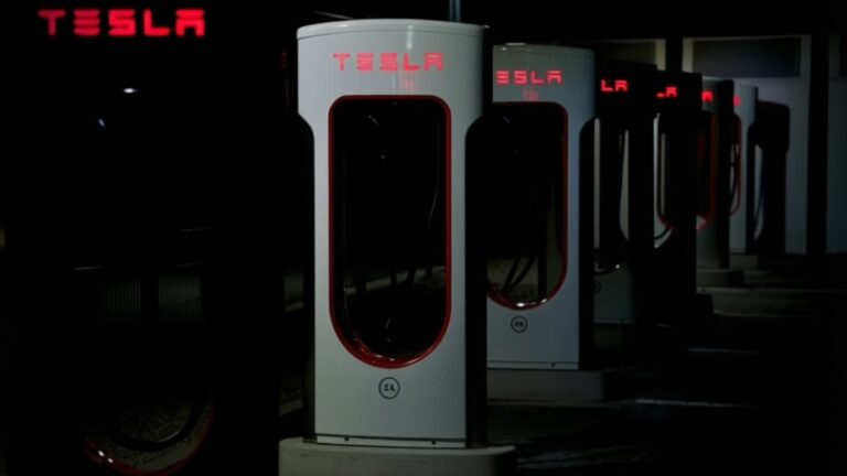 Tesla oferă încărcare gratuită la peste 55 de stații din Orientul Mijlociu 1 Tesla oferă încărcare gratuită la peste 55 de stații din Orientul Mijlociu
