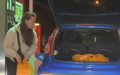 O șoferiță a fost filmată umplând pungi de plastic cu benzină la pompă