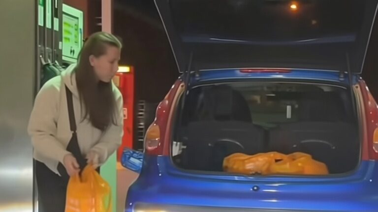 O șoferiță a fost filmată umplând pungi de plastic cu benzină la pompă