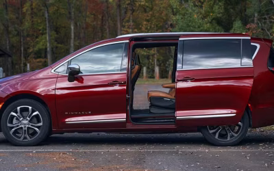 Chrysler evită un proces uriaș pentru 67.000 de minivanuri Pacifica Hybrid