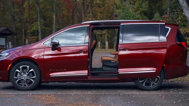 Chrysler evită un proces uriaș pentru 67.000 de minivanuri Pacifica Hybrid
