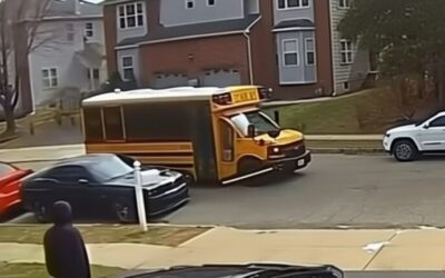 Un Dodge Challenger Hellcat de 700 CP urmărește un autobuz școlar după un accident