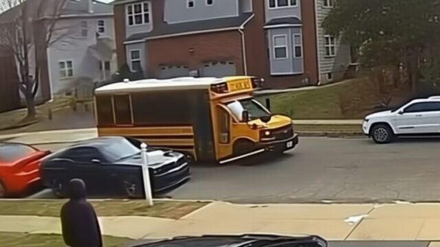 Un Dodge Challenger Hellcat de 700 CP urmărește un autobuz școlar după un accident