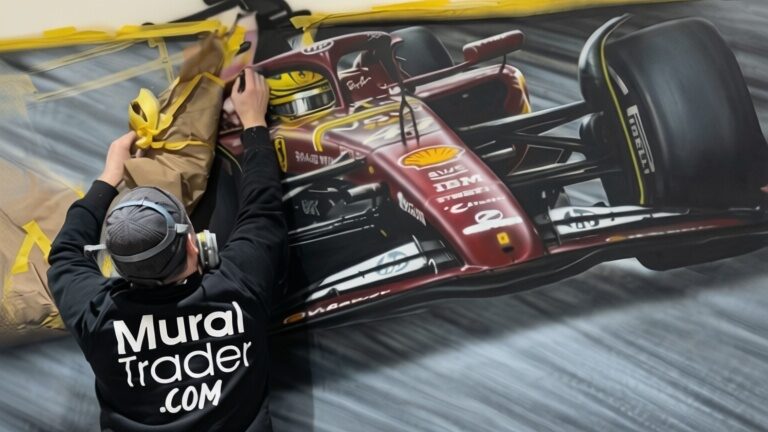 Un Ferrari SF-24 pictat pe perete transformă dormitorul unui fan F1