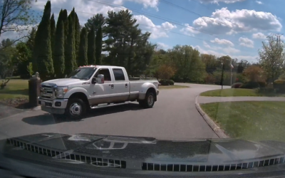 O șoferiță de Ford F-350 aproape provoacă un accident și are o scuză virală