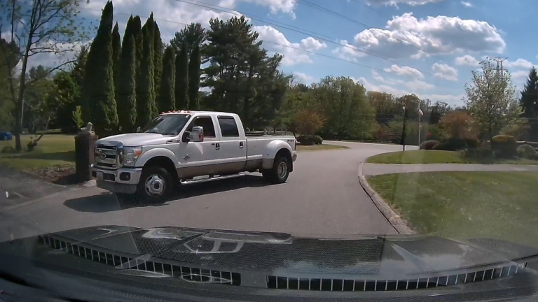 O șoferiță de Ford F-350 aproape provoacă un accident și are o scuză virală