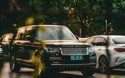 Șoferița unui Range Rover acuză un VW Golf de daună și e prinsă pe video