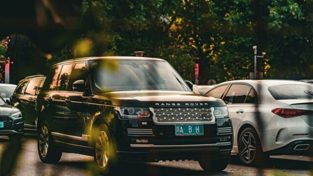 Șoferița unui Range Rover acuză un VW Golf de daună și e prinsă pe video