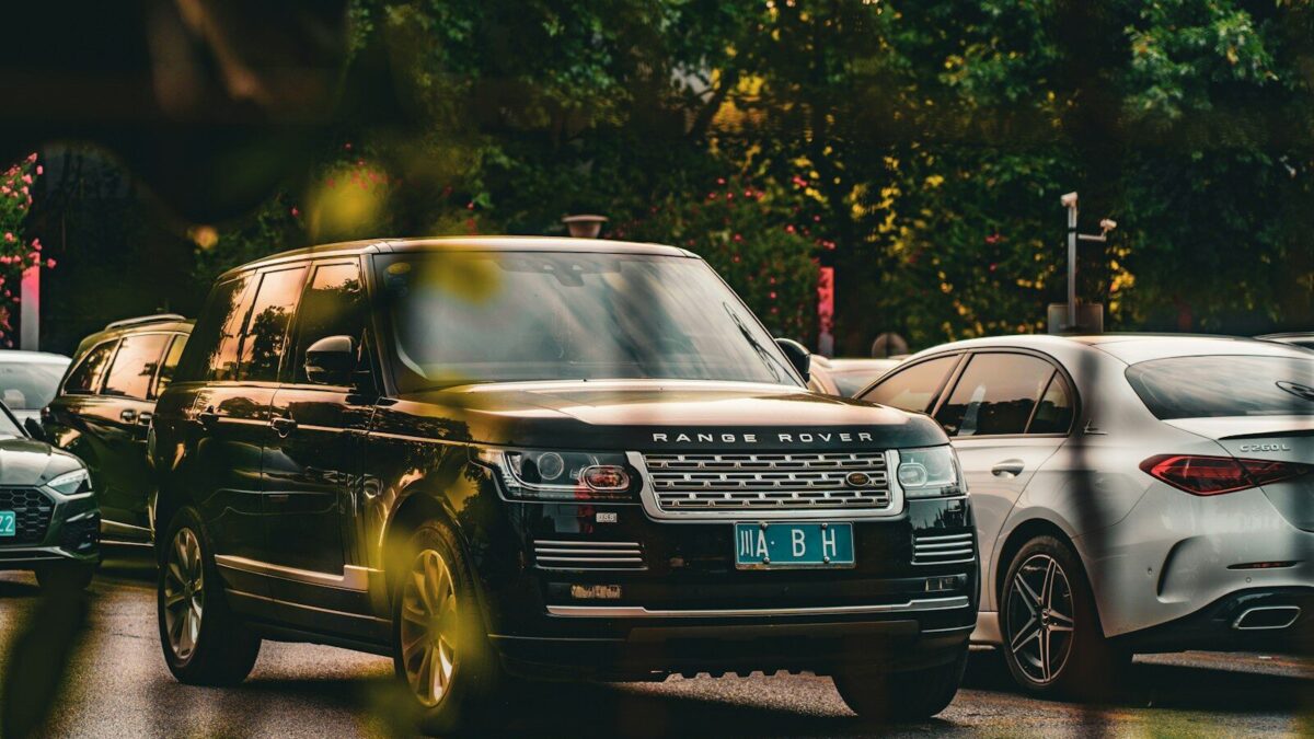 Șoferița unui Range Rover acuză un VW Golf de daună și e prinsă pe video