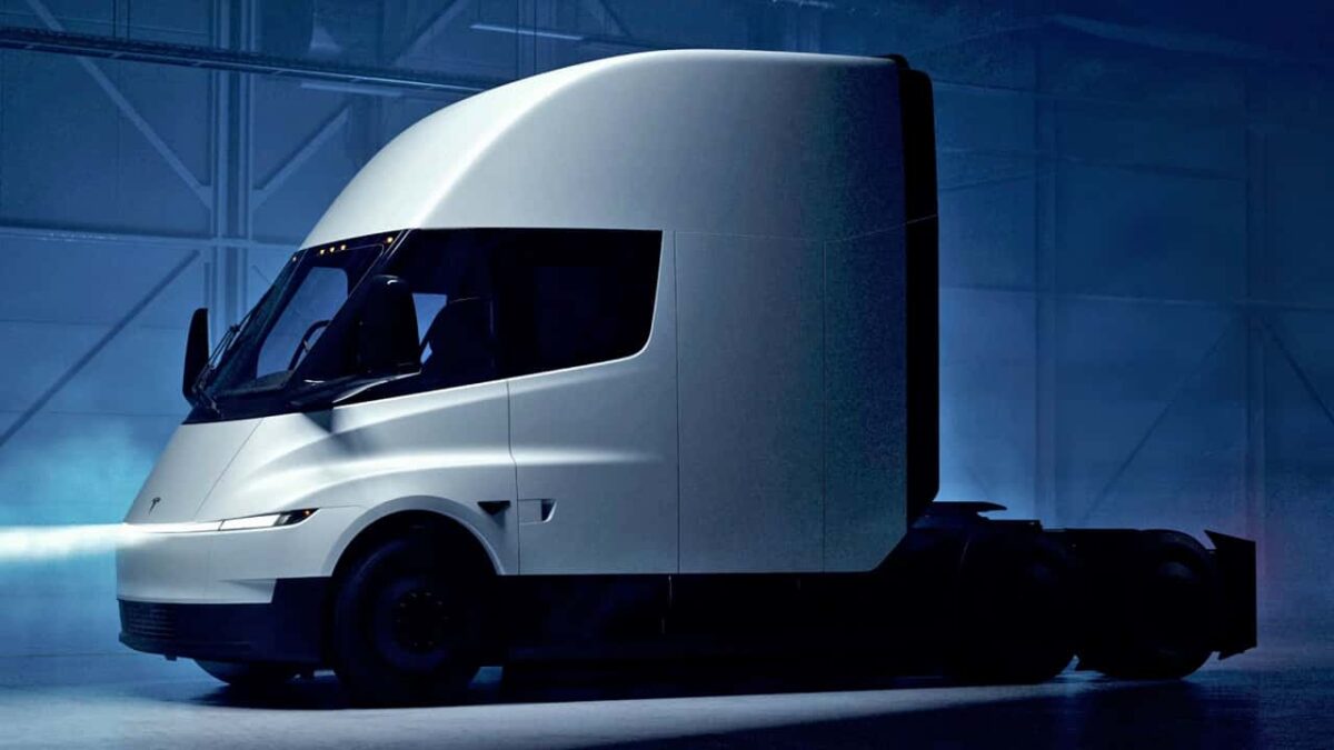 Tesla Semi intră în producția de serie și promite o autonomie de 805 km