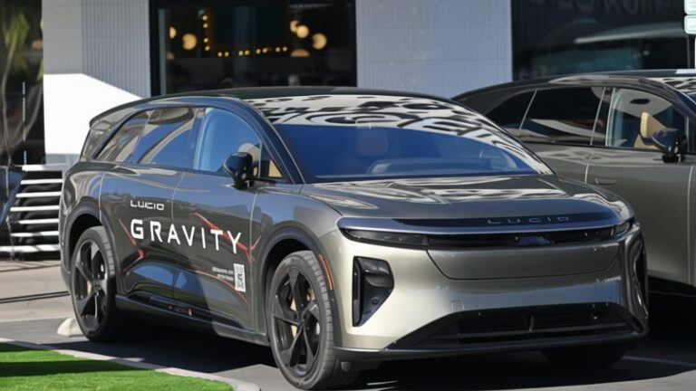 Uber și Lucid lansează un robotaxi cu 6 locuri și anunță 100.000 de unități