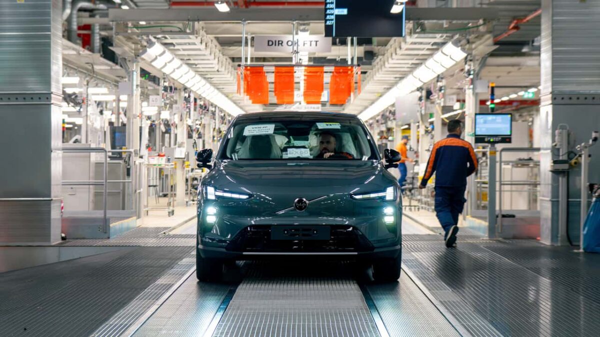 Volvo EX60 intră în producție cu o țintă de 40.000 de unități pentru acest an