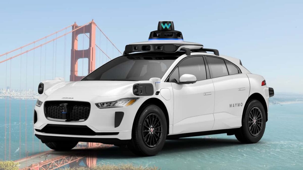 Robotaxiurile Waymo vor raporta automat gropile în Waze în 5 orașe americane